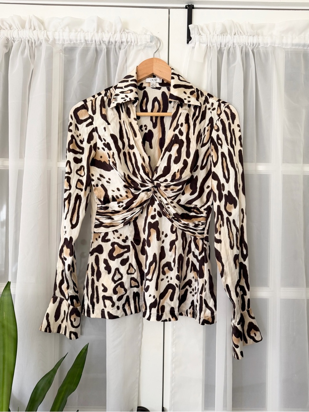 Cache Y2K 2000’s Vintage Silk blend Cheetah Print Twist Collared Top